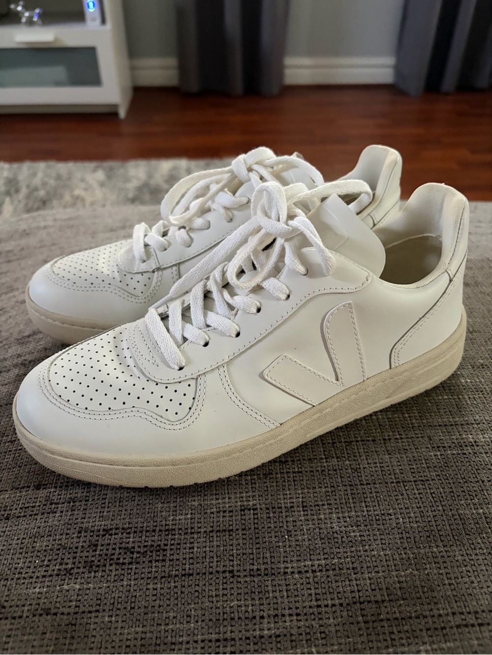 Veja Women’s V-10 White Leather Sneakers Size 8